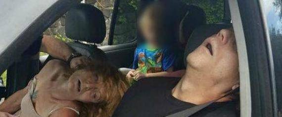 صورة أبوين تحت تأثير الهيروين بصحبة ابنهما ذي الأربعة أعوام تشعل فيسبوك.. فما القصة؟