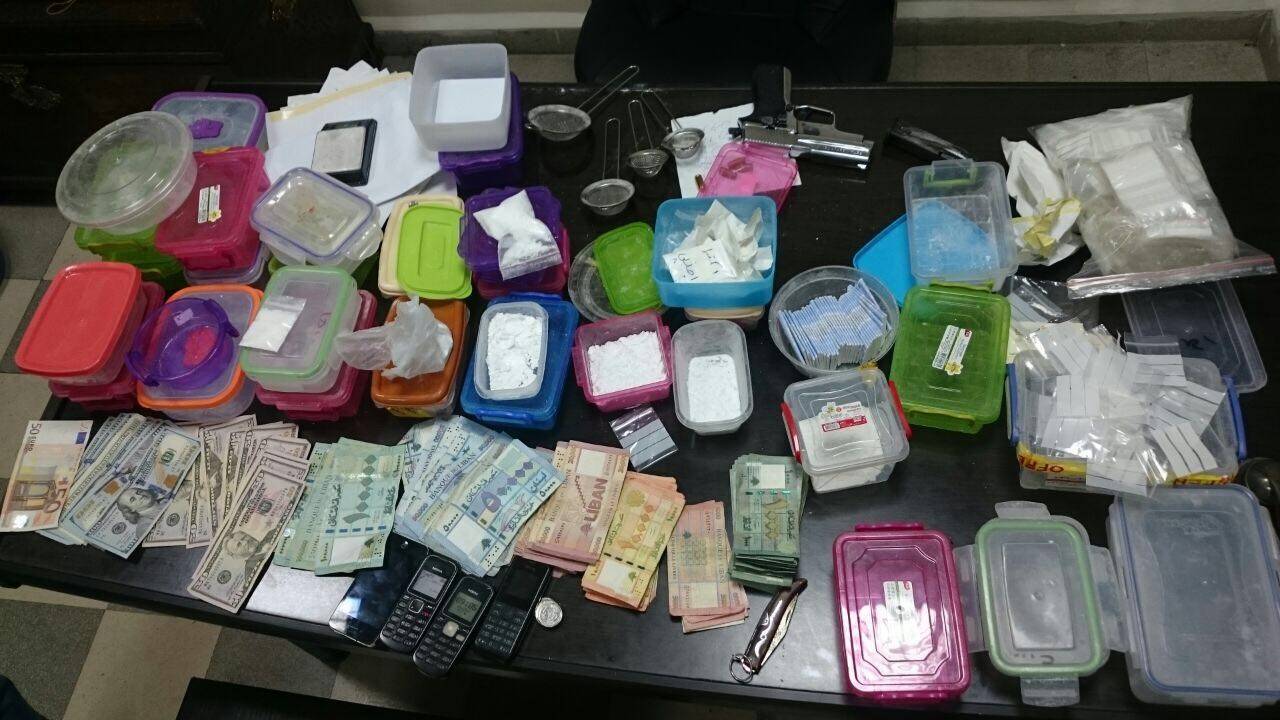 شاهد.. بالعلب البلاستيكية الملوّنة وضع الكوكايين وروّجها!