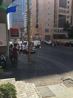 بالصور.. الاشتباه بمتفجرة داخل حقيبة في عين المريسة