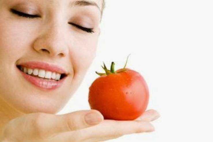 وضعت البندورة على وجهها.. فحصلت المفاجأة بعد 30 دقيقة!