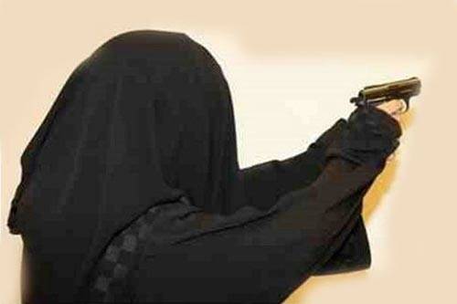 أطلقت النار على طفلها.. وأصابت نفسها!