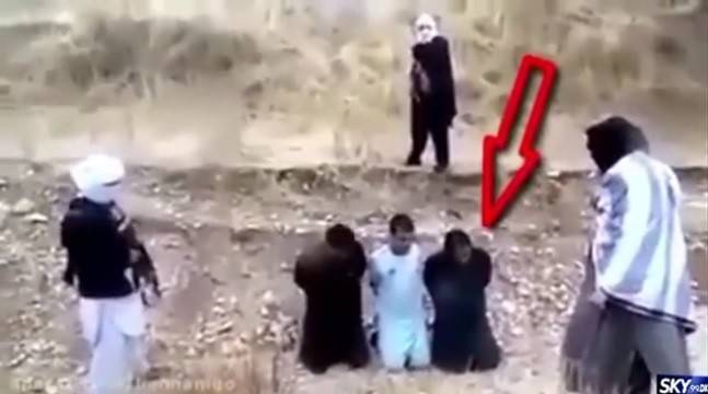 بالفيديو.. رهينة يخطف السلاح من 