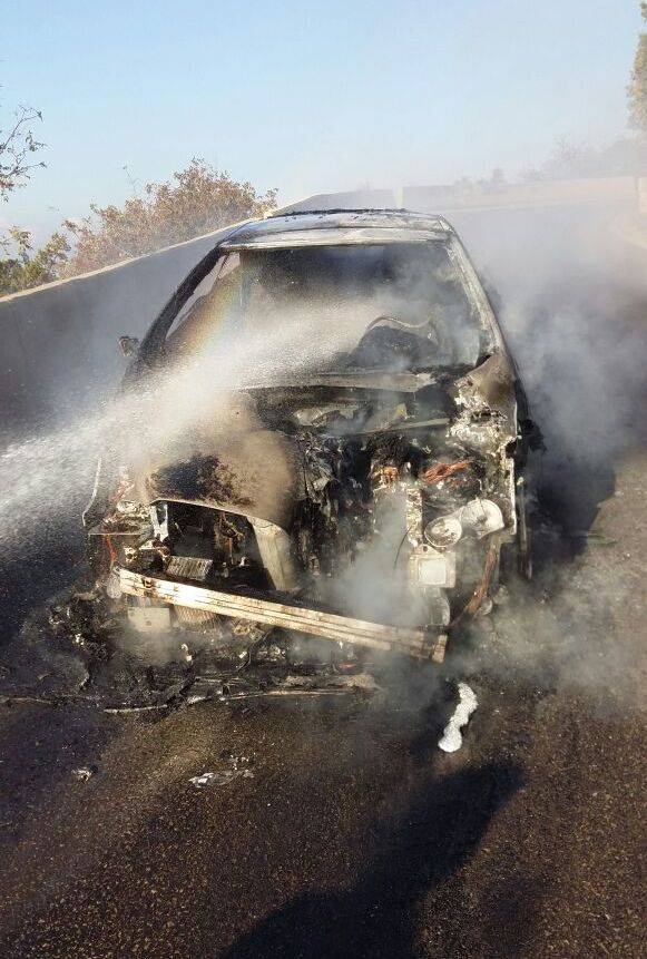 اخماد حريق في سيارة على طريق المونتيفردي المتن
