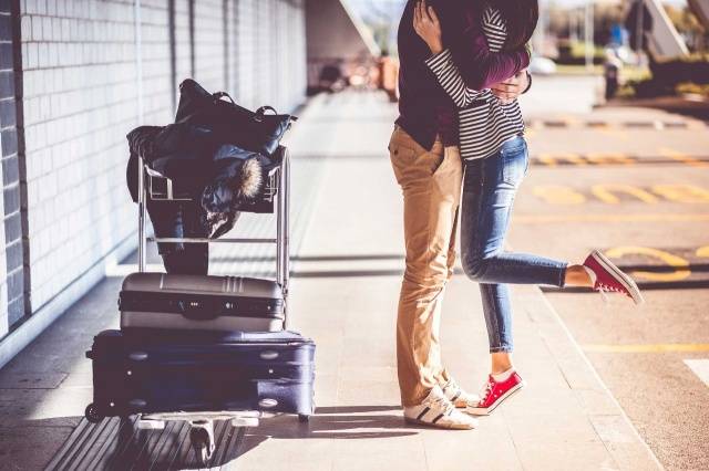 كيف يؤثر فارق الطول بينك وبين زوجك على حياتكما؟!