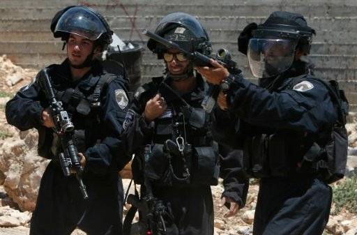 فلسطينيان يهاجمان بسيارة موقف باصات في الضفة الغربية المحتلة ومقتل احدهما