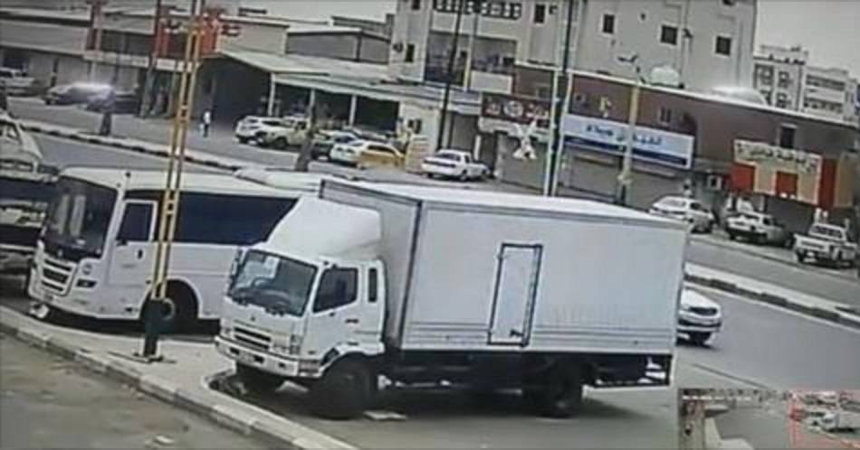 بالفيديو الصادم – حادث سير مروع يشعل مواقع التواصل الاجتماعي!