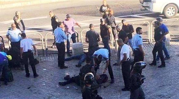فلسطيني شجاع يطعن ضابطين إسرائيليين في عنقينهما.. ثم!