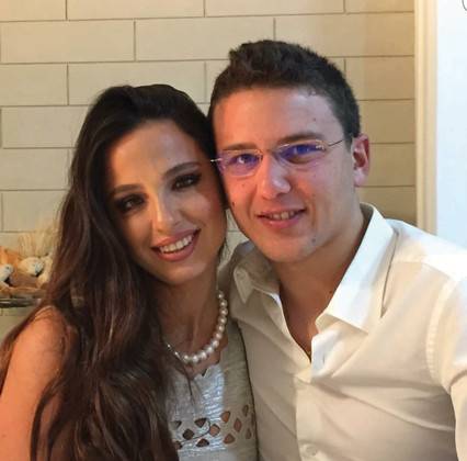 نجل فرنجية وعروسه يقطعان قالب الحلوى!