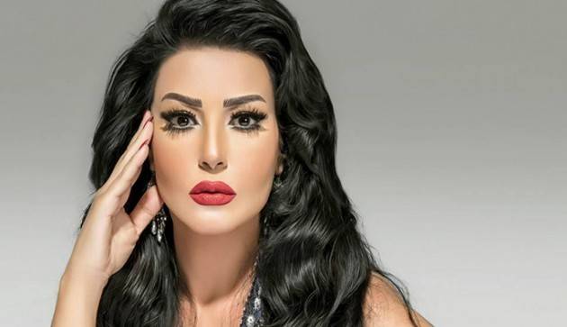 بالفيديو.. سمية الخشاب في موقف محرج بعد تمزق فستانها!