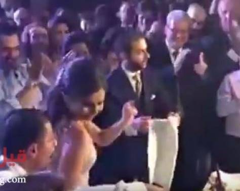 بالفيديو - مفاجأة غريبة أعدتها هذه العروس في حفل زفافها