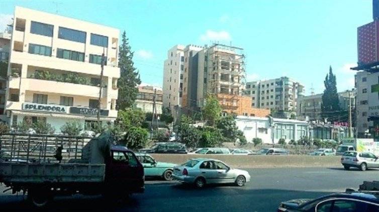 على أوتوستراد جونية لحق به،  وترجل من سيارته وبدأ بضرب بشير بـ"بوكس حديدي" على رأسه عدة ضربات متتالية،