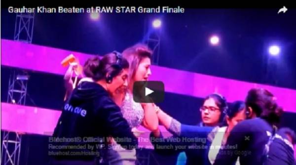 بالفيديو- بسبب فستانها الفاضح، رجل يضرب إعلامية على الهواء!