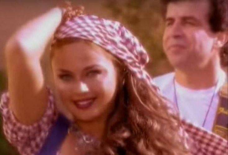 بالصور: بعد 20 عاماً.. هكذا أصبحت بطلة كليب 