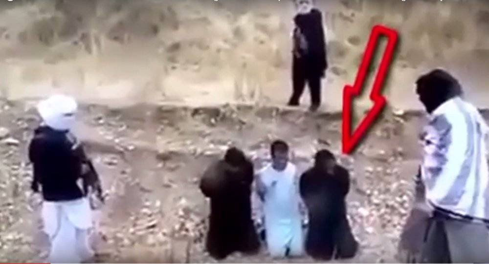 بالفيديو- قبل إعدامه بلحظات... رهينة يخطف السلاح من "داعشي"!