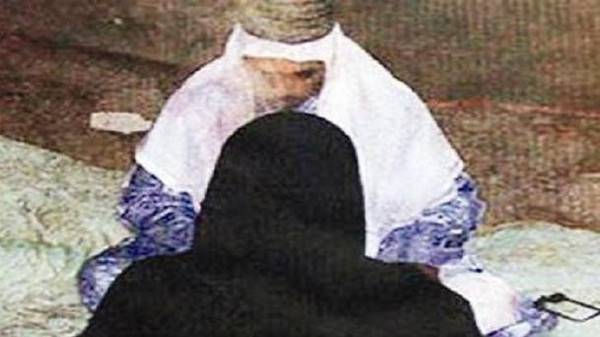 دجال يصور النساء 