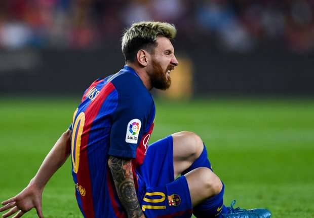 رسميًا | برشلونة يعلن مدة غياب ميسي بسبب الإصابة