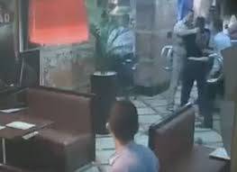 بالفيديو.. عربي يضرب زوجته صفعة قوية فترد له الصاع صاعين