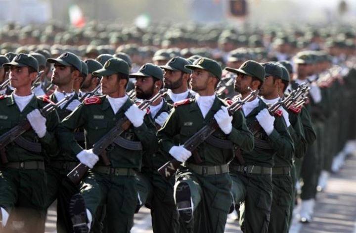 إيران تجري أكبر استعراض عسكري قرب الخليج العربي (صور)