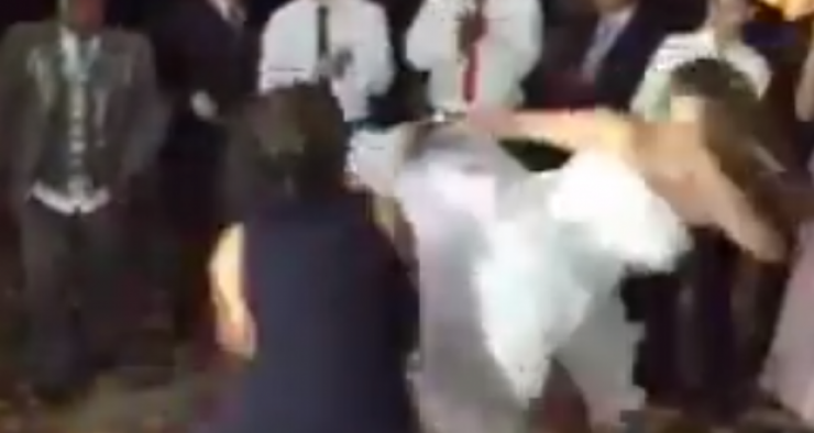 هذا ما فعله عريس تلبيةً لأذواق المدعوين الى حفل زفافه.. فوقعت الكارثة!