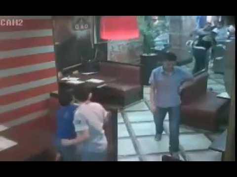فيديو: يلقن زوجته "علقة ساخنة" فترد له الصاع صاعين بالضربة القاضية