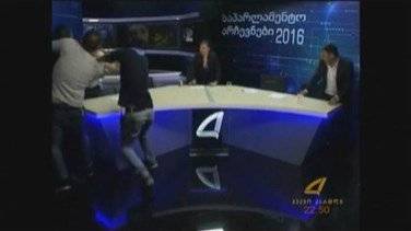 بالفيديو: عراك مباشرة على الهواء!