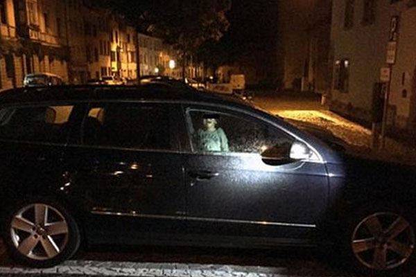بالصور- طفل محبوس في سيارة والأم ترقص في احد المقاهي