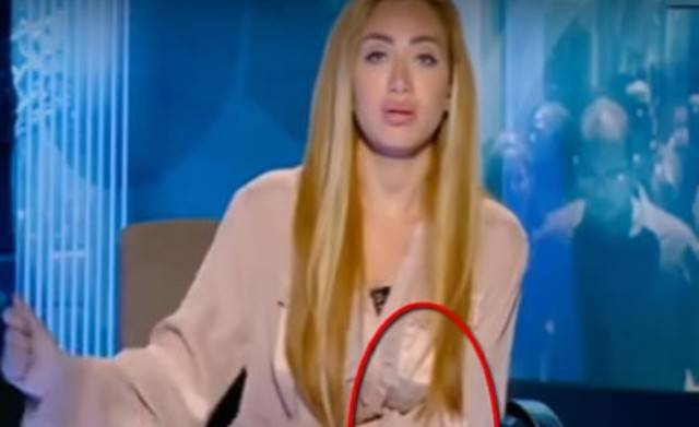 بالفيديو … سقط شعرها المستعار مباشرة على الهواء!