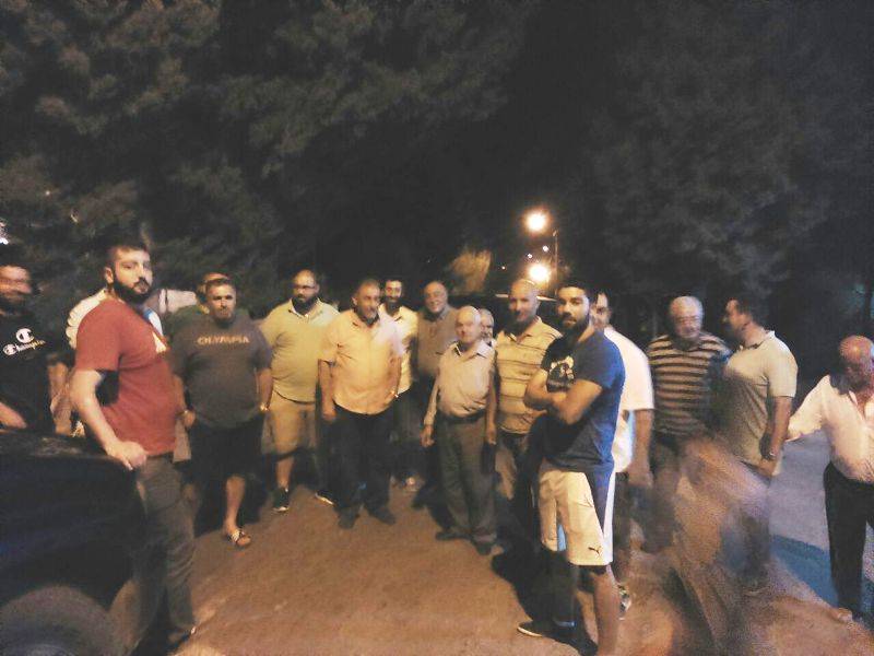 تجمع لاهالي كفتون احتجاجا على عدم التجاوب مع مطلبهم بحمايتهم من السرقات
