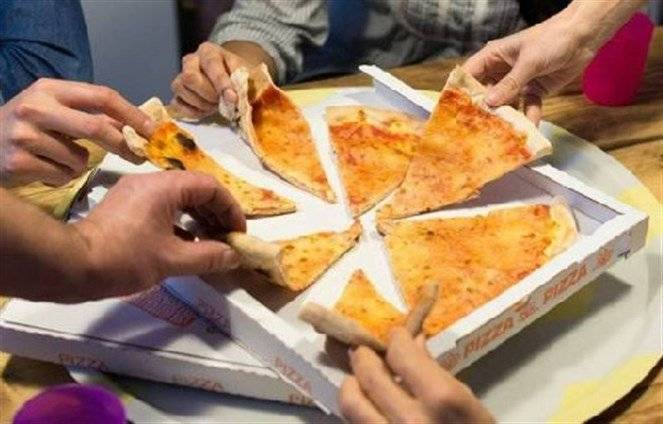 لماذا توضع البيتزا الدائرية داخل علب كرتونية مربعة؟