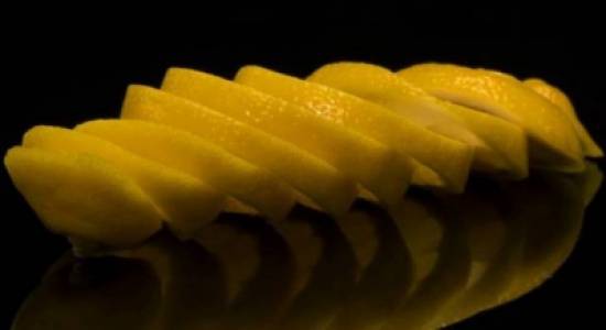 ضعوا شرائح الليمون إلى جواركم قبل النوم وستنعمون بهذه الفوائد!