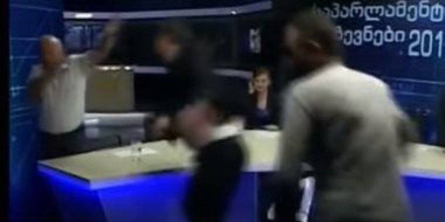 بالفيديو.. تشابك بالأيدي وعراك بين مرشحين للبرلمان الجورجي في مناظرة على الهواء