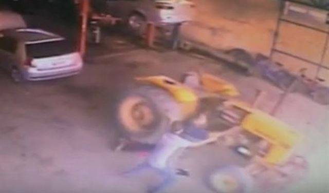 بالفيديو.. ستيني ينجو بأعجوبة بعد مرور جرار فوقه