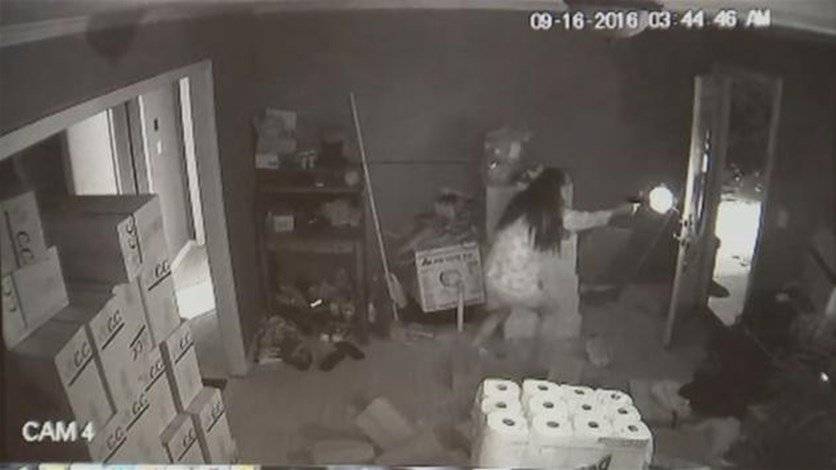 بالفيديو... امراة تلقن 3 سارقين درسا وتقتل أحدهم