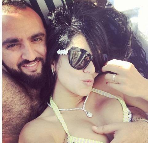 صور رومانسية لريما فقيه وزوجها على البحر تشعل مواقع التواصل
