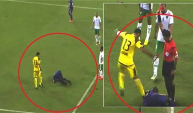 بالفيديو: حارس مرمى يعاقب مهاجماً بالضرب و"الدعس"!