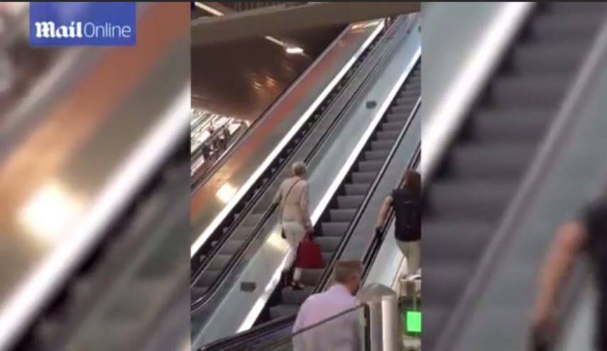 بالفيديو.. سلم كهربائي يضع امرأة في موقف محرج