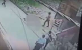 فيديو مروع: فتاة تتعرض للطعن 22 مرة في الشارع.. لن تصدقوا  من الفاعل
