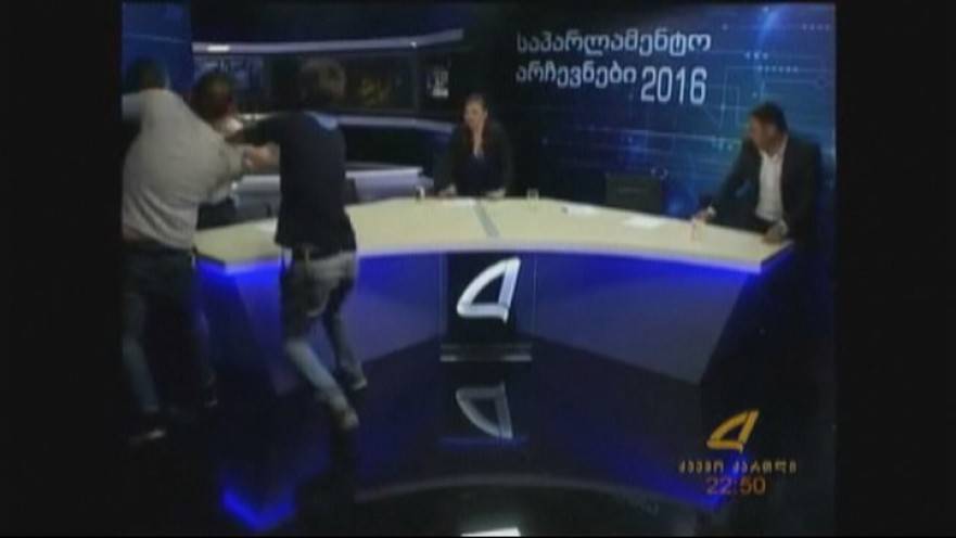 عراك مباشرة على الهواء!