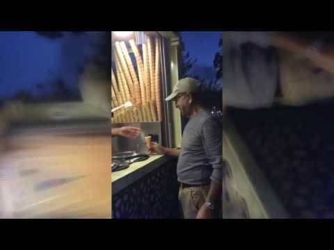 بخفّة يد.. بائع ايس كريم يمازح زبائنه خلال تقديمه لهم (فيديو)
