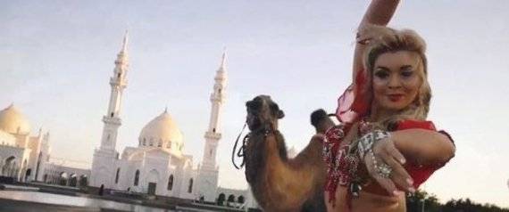 فنانة تصور أغنية "ببدلة رقص" في ساحة... ماذا كان رد فعل السلطات؟(فيديو)