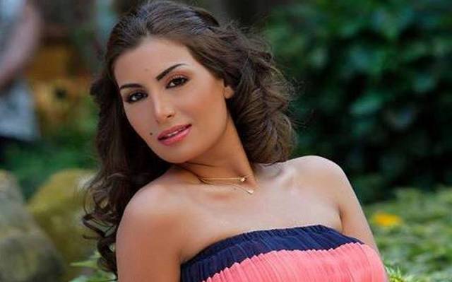 من يحاول الإيقاع بين رويدا عطية والجمهور الجزائري؟