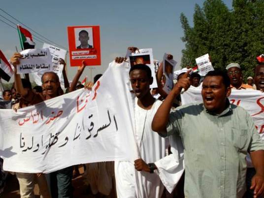 البشير: الخونة والمتخاذلون جهزوا بذلاتهم وربطات أعناقهم

ووزير اعلامه يميّز بين مظاهرات عنفية وأخرى سلمية
