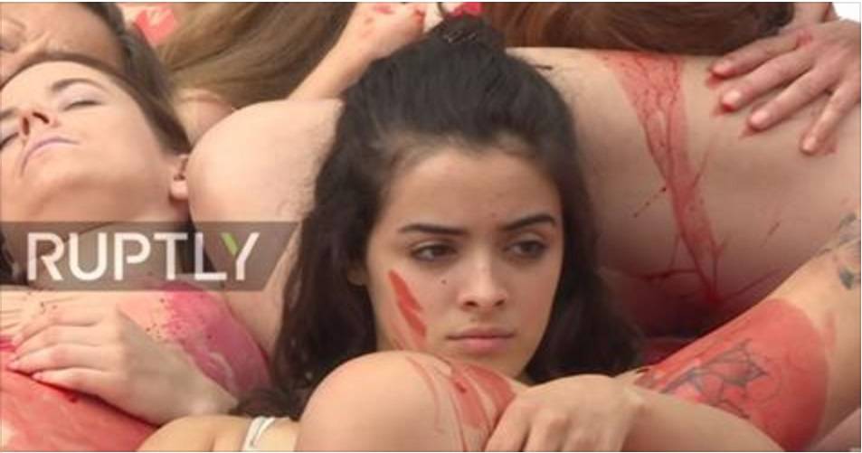 بالفيديو - فتيات يتعرين في شوارع ألمانيا.. والسبب؟