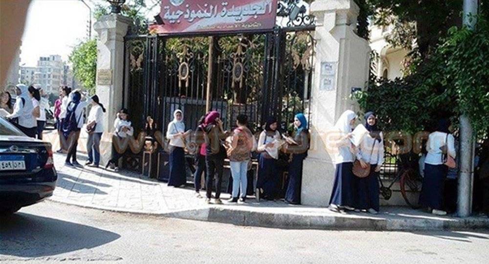 شرطة سرية أمام مدارس البنات في مصر لمنع المعاكسات