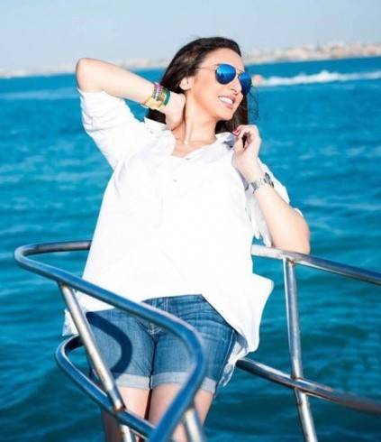 بالصورة.. للمرة الاولى أنغام تثير الجدل بالشورت القصير