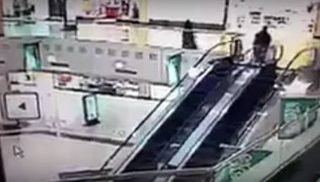 بالفيديو.. شابٌ ينقذ طفلاً من الموت في آخر لحظة