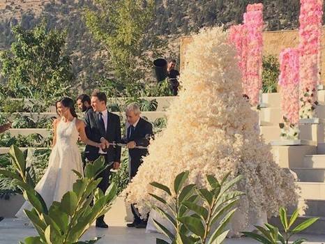 بالفيديو.. طوني فرنجية يحمل عروس شقيقه ويطلب 