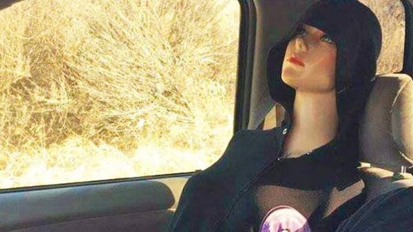 كيف يمكن لدمية عارضة أزياء أن تضلل شرطة المرور؟
