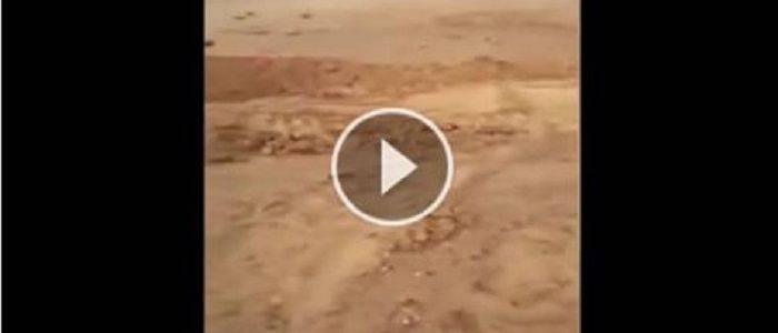 بالفيديو: شاهد حفرة غريبة جدا ظهرت تقذف أي شيء تقوم برميه بداخلها!