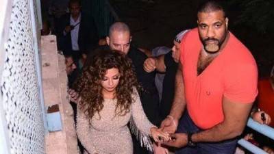 قصة العملاق الذي يراقب غرفة ميريام فارس